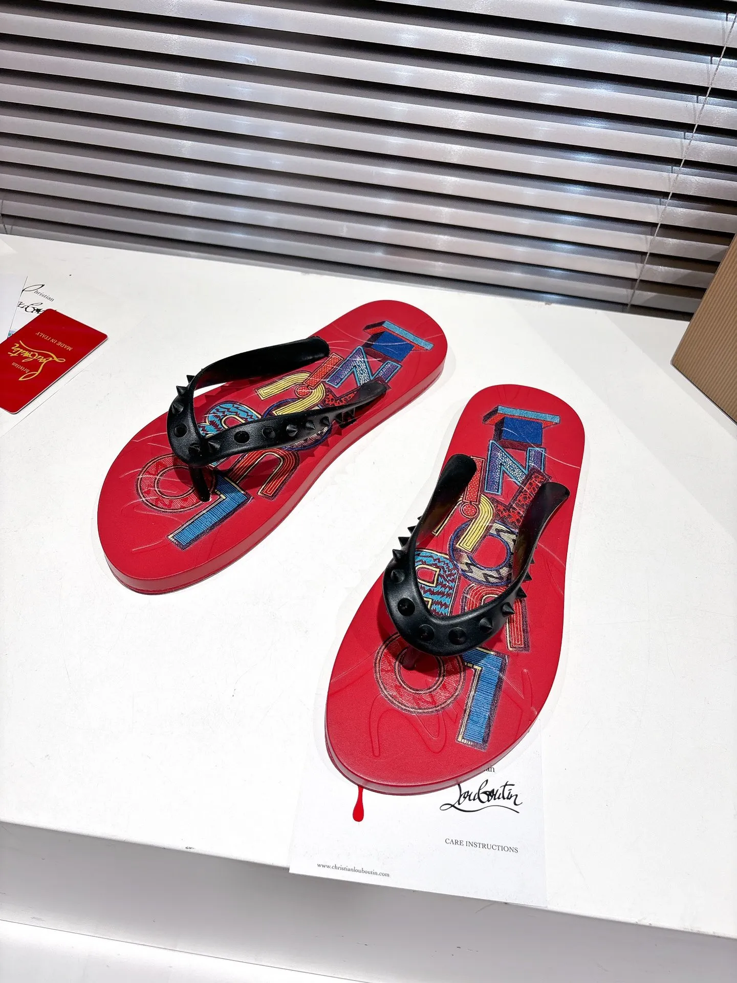 👟👟Ex-factory price 300👟👟 ╔Flip-flops black print╗ (yellow box packaging) ·Top version customization·2025𝐬𝐬 𝑪𝒉𝒓𝒊𝒔𝒕𝒊𝒂𝒏 𝑳𝒐𝒖𝒃𝒐𝒖𝒕𝒊𝒏 ▪️No matter the last shape, fabric, diamonds, nails, lining, outsole, they are as close as possible to ZP... ▪️The original sole is specially provided by the original factory ▪️The lining is imported water-dyed cowhide ▪️Private customization time is about 3-7 days —————— Size: Men's 37M-46M